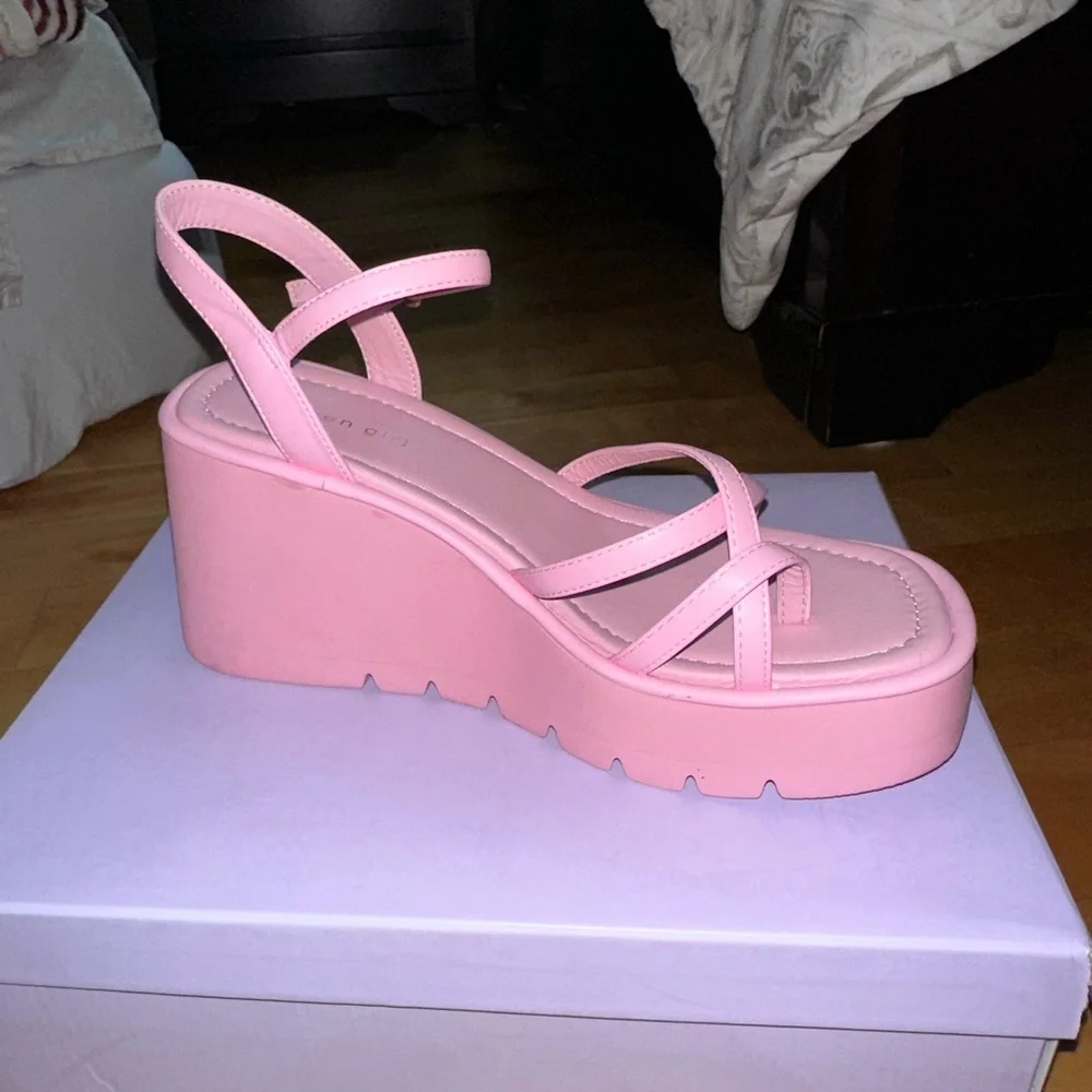 NWT Madden Girl “Vault” Platform Sandal